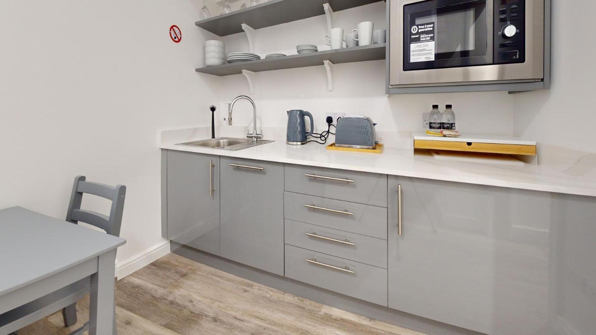 Court Apartment *