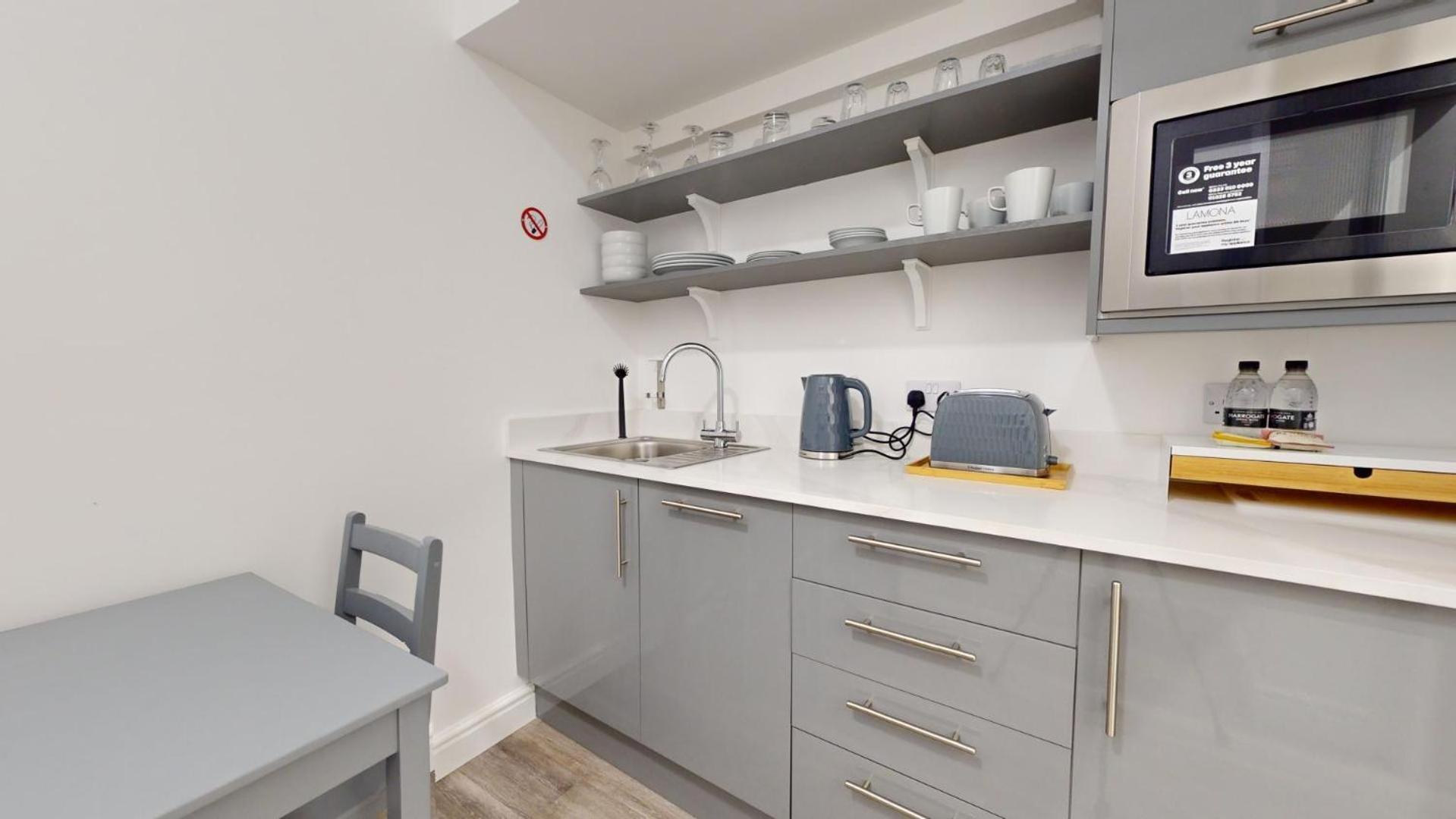 Court Apartment *