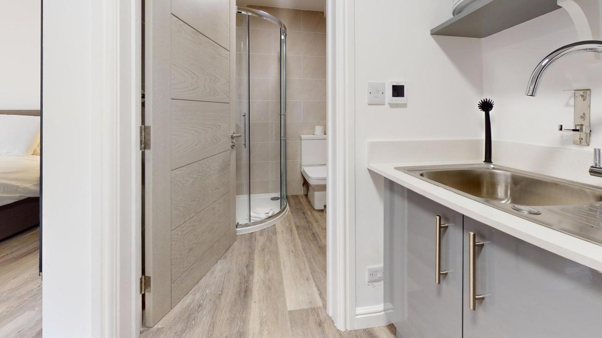 Court Apartment *