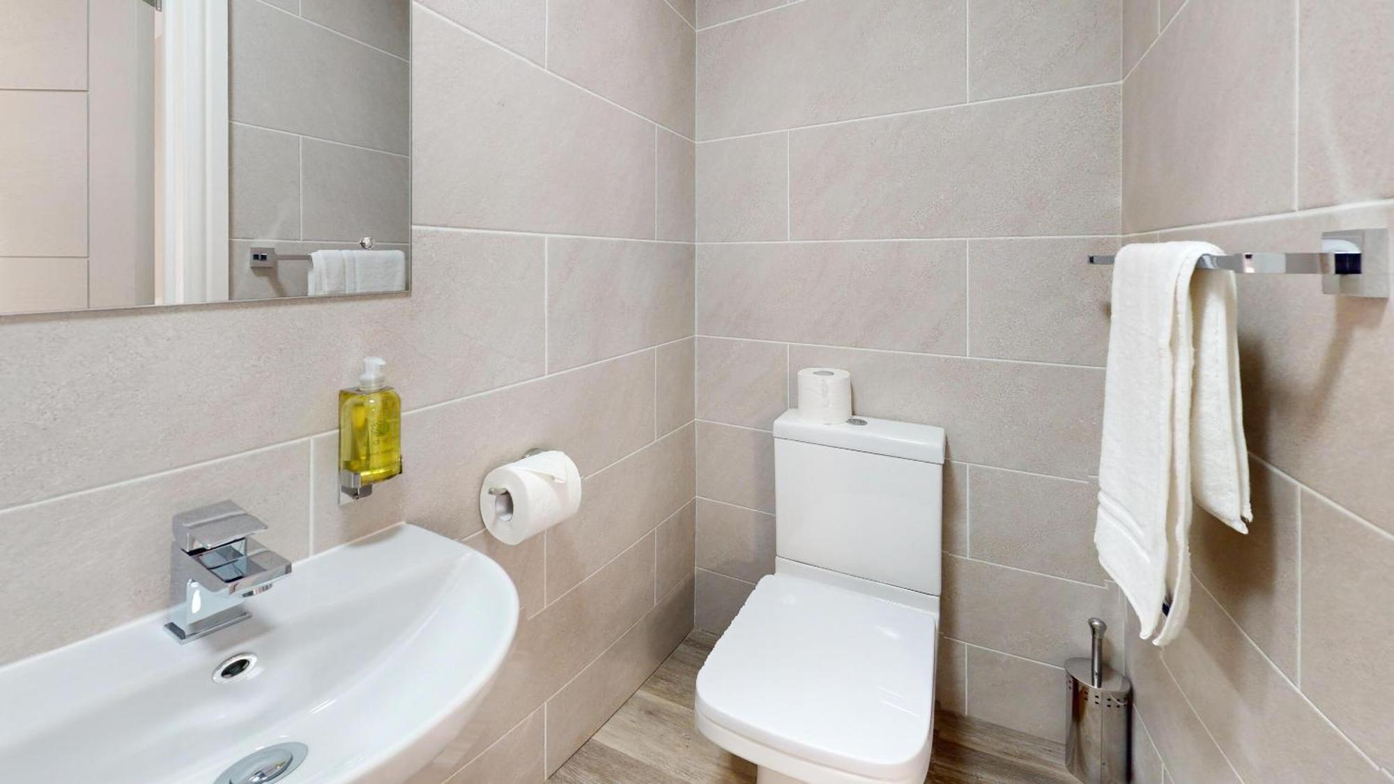 Court Apartment *